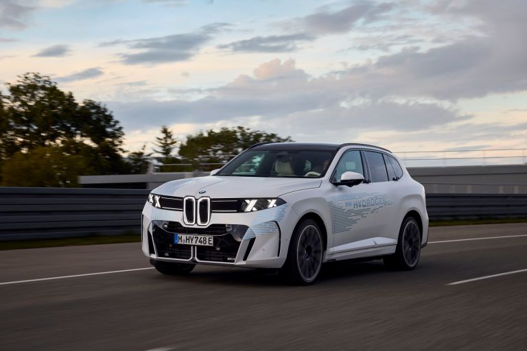 BMW iX5 Hydrogen: Testing Under Real Driving Conditions, Prototype Assembly and Industrialisation in Parallel